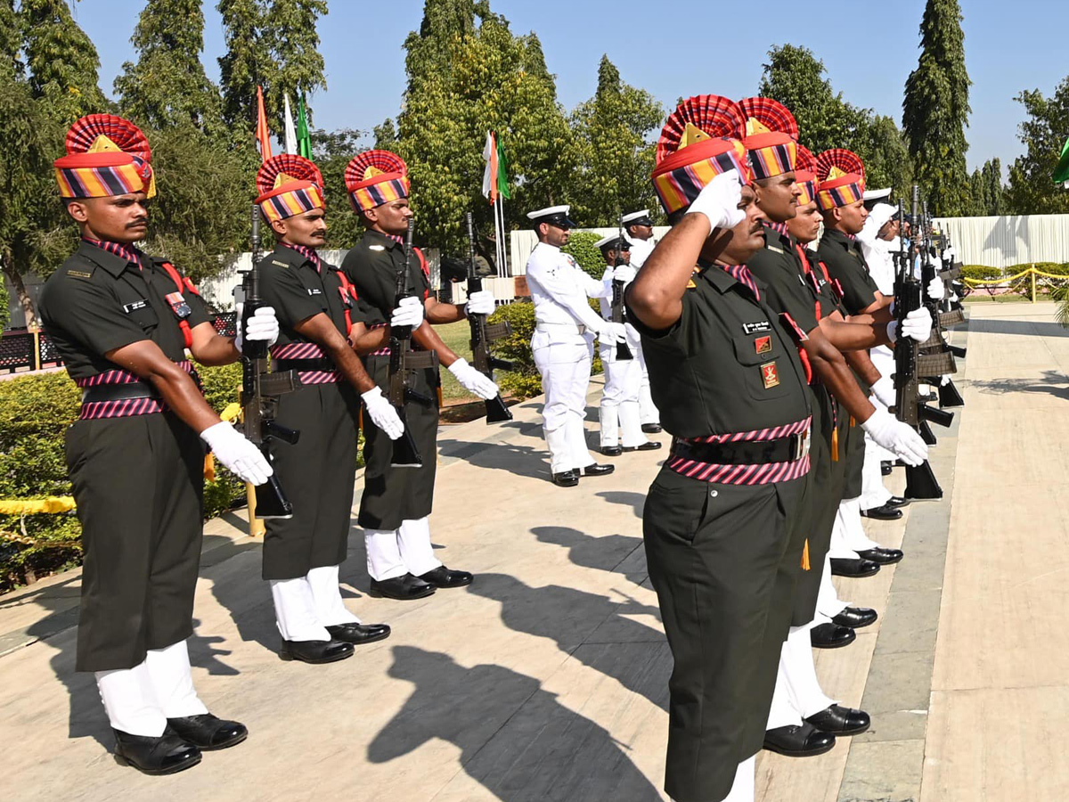 CM KCR hoists national flag at Pragathi Bhavan - Sakshi12