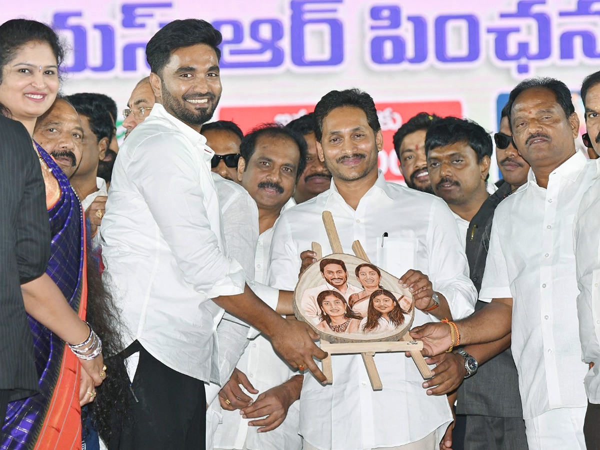 CM YS Jagan Rajahmundry Tour Photos - Sakshi12