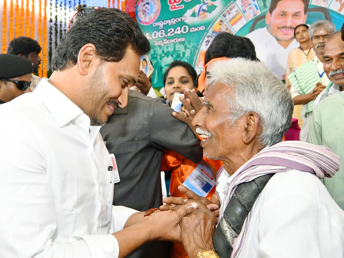 CM YS Jagan Rajahmundry Tour Photos - Sakshi23