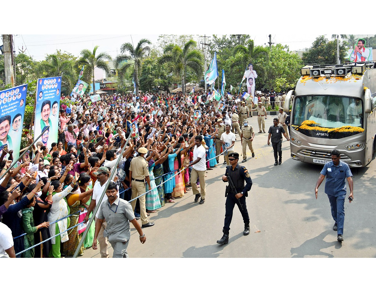 CM YS Jagan Rajahmundry Tour Photos - Sakshi2