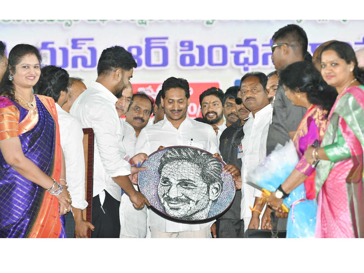 CM YS Jagan Rajahmundry Tour Photos - Sakshi13