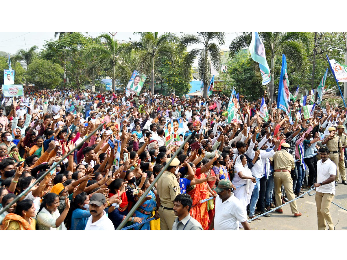 CM YS Jagan Rajahmundry Tour Photos - Sakshi3