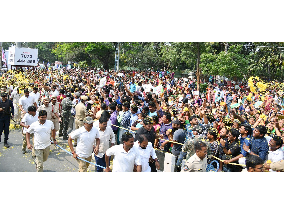 CM YS Jagan Rajahmundry Tour Photos - Sakshi5