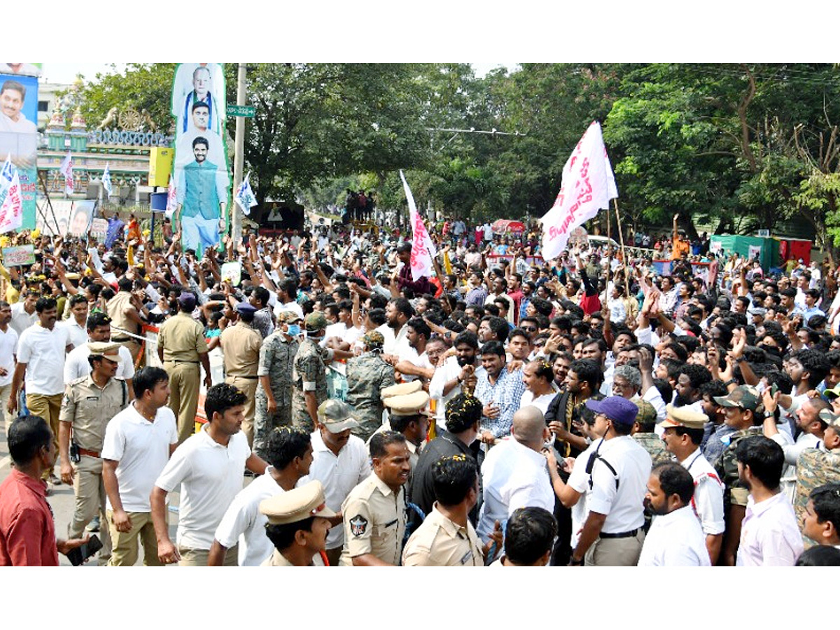 CM YS Jagan Rajahmundry Tour Photos - Sakshi6