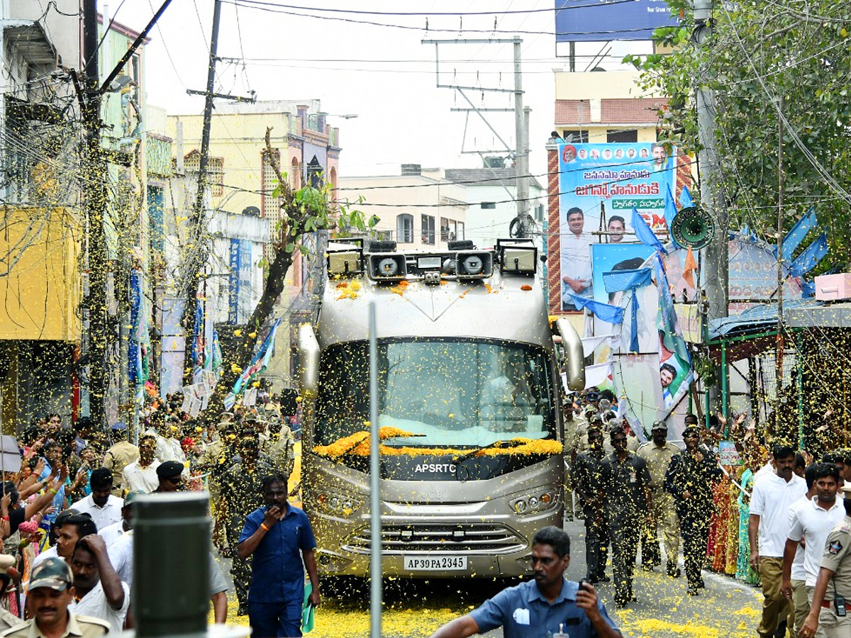 CM YS Jagan Rajahmundry Tour Photos - Sakshi10