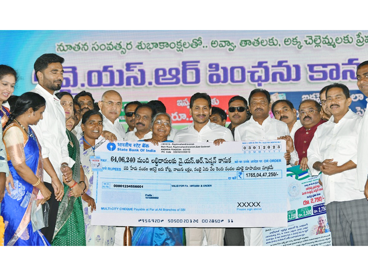 CM YS Jagan Rajahmundry Tour Photos - Sakshi15