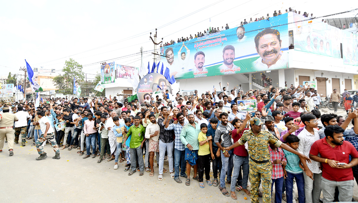 CM YS Jagan Releases Jagananna Chedodu Scheme Funds - Sakshi4