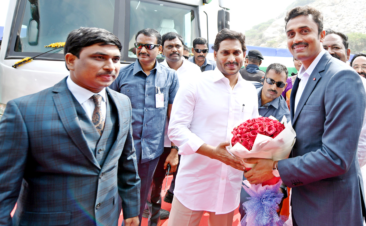 CM YS Jagan Releases Jagananna Chedodu Scheme Funds - Sakshi6