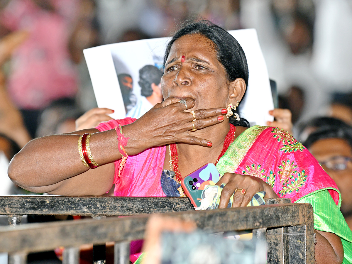 CM YS Jagan Releases Jagananna Chedodu Scheme Funds - Sakshi17