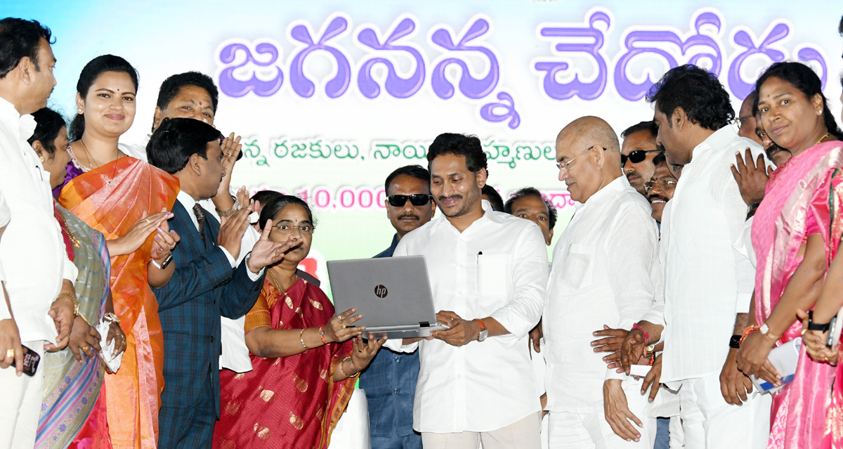 CM YS Jagan Releases Jagananna Chedodu Scheme Funds - Sakshi1