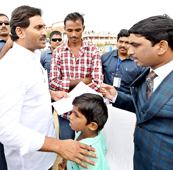 CM YS Jagan Releases Jagananna Chedodu Scheme Funds - Sakshi33