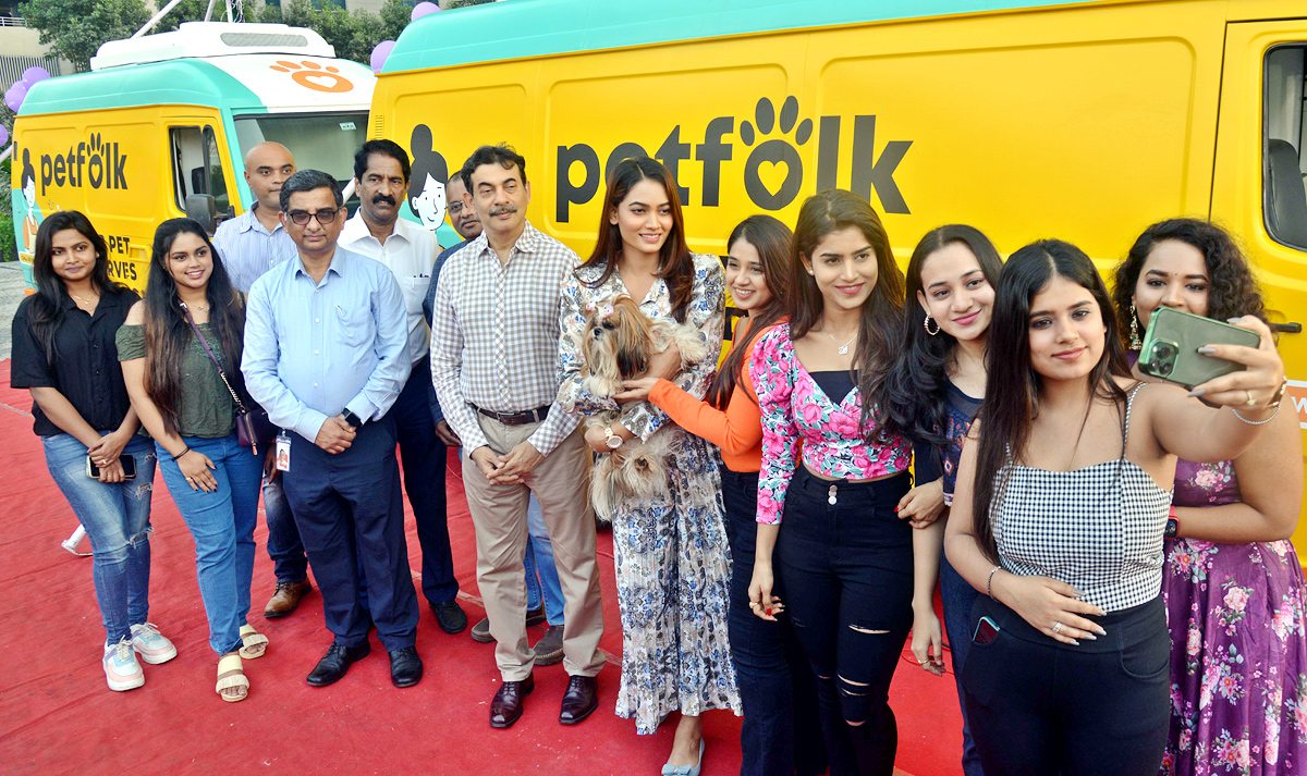 Pet Grooming Van Photos  - Sakshi4