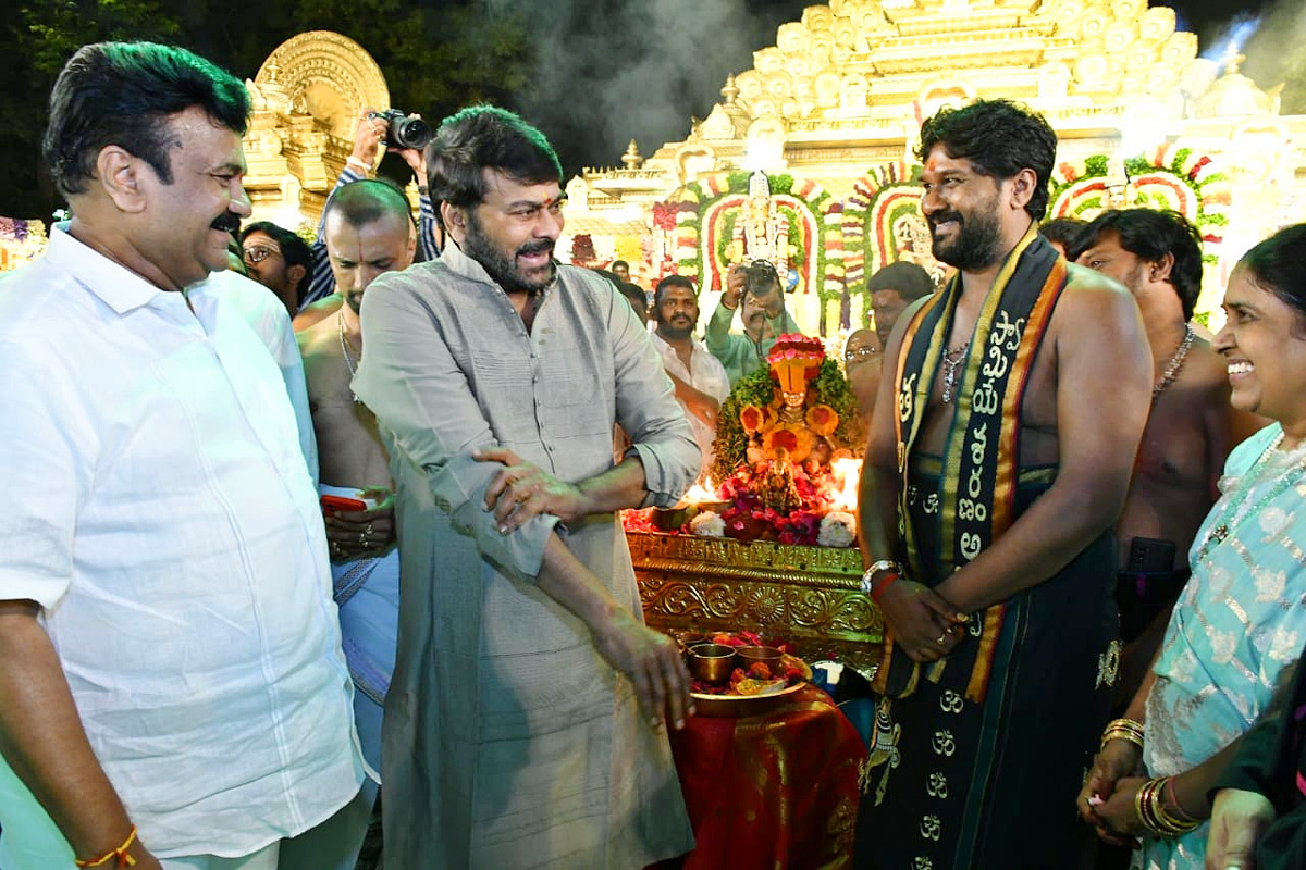 Chiranjeevi attends Talasani Srinivas Yadav Ayyappa Swamy Maha Padi Pooja - Sakshi2