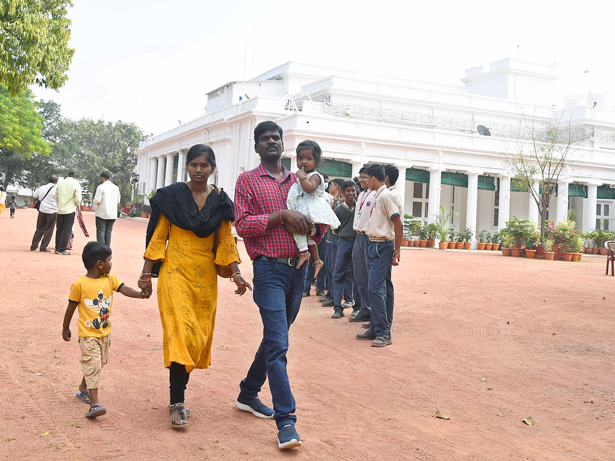 Visitors To The Presidents Residence Collided Photos - Sakshi12