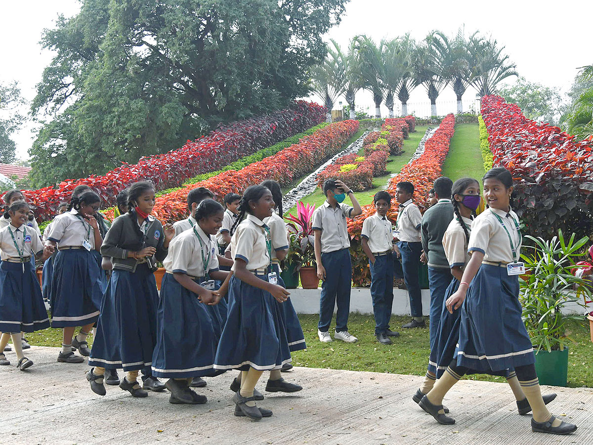 Visitors To The Presidents Residence Collided Photos - Sakshi4