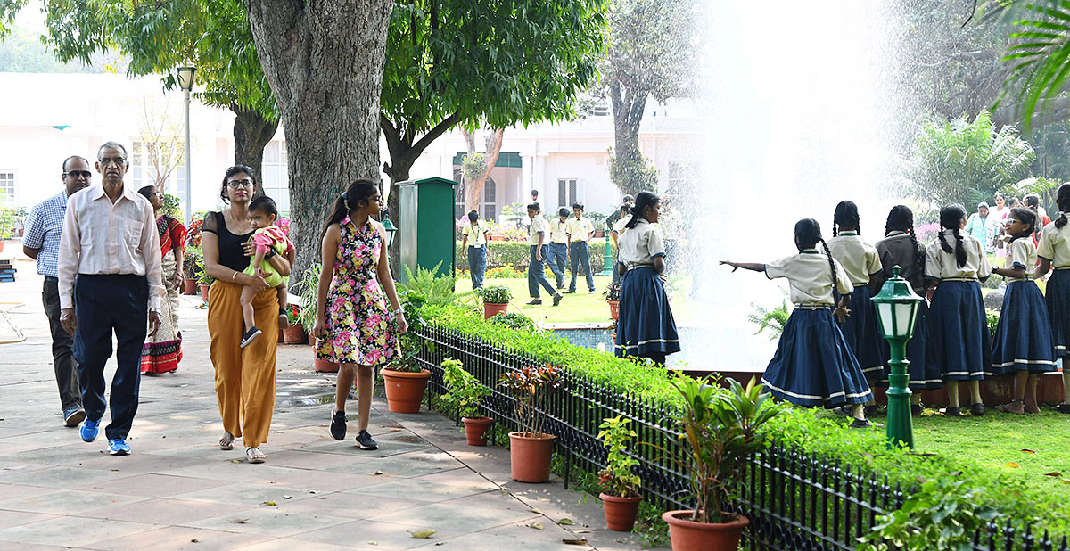 Visitors To The Presidents Residence Collided Photos - Sakshi5