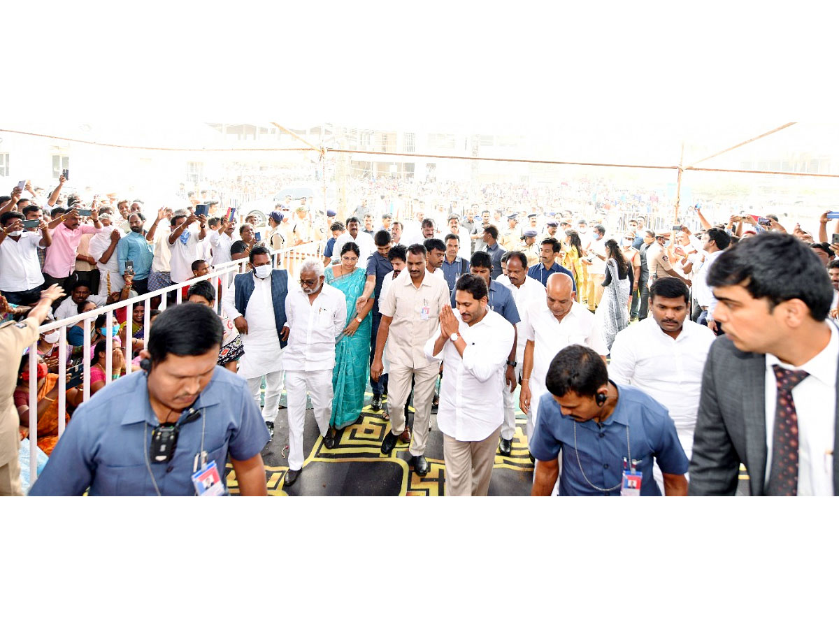 CM Jagan Pays Tribute to Visakha Dairy Chairman Adari Tulasi Rao PHotos - Sakshi3