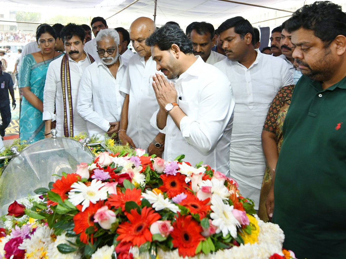 CM Jagan Pays Tribute to Visakha Dairy Chairman Adari Tulasi Rao PHotos - Sakshi1