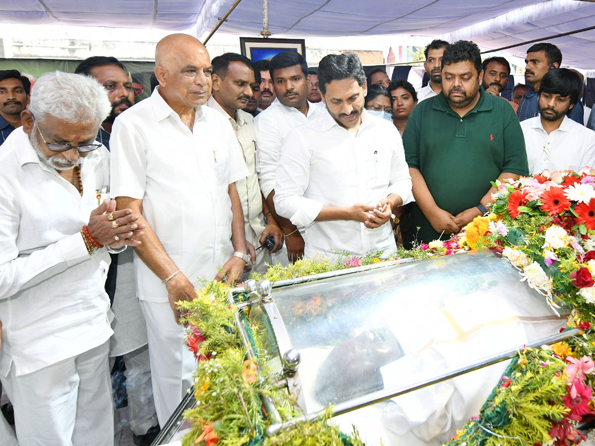 CM Jagan Pays Tribute to Visakha Dairy Chairman Adari Tulasi Rao PHotos - Sakshi4