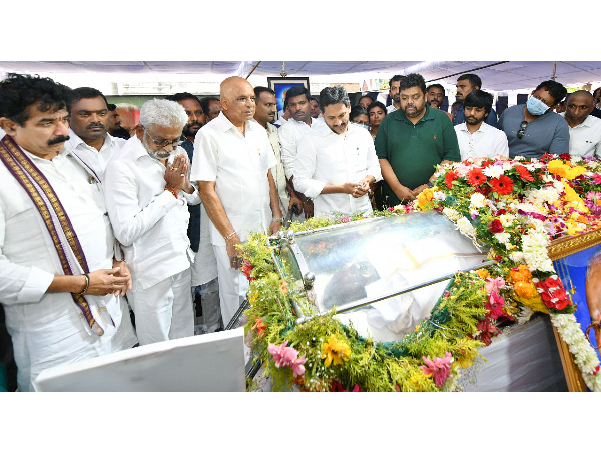 CM Jagan Pays Tribute to Visakha Dairy Chairman Adari Tulasi Rao PHotos - Sakshi5