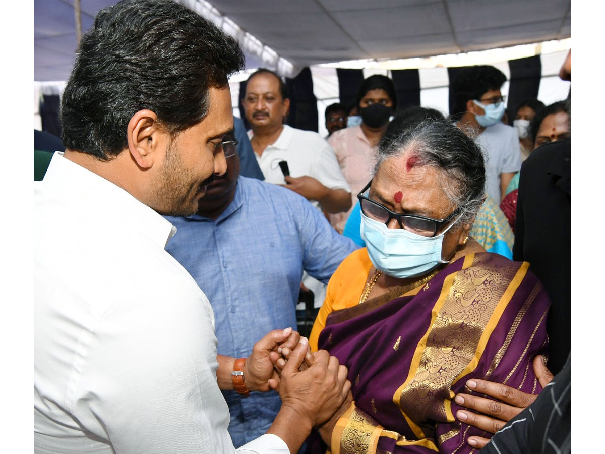 CM Jagan Pays Tribute to Visakha Dairy Chairman Adari Tulasi Rao PHotos - Sakshi6