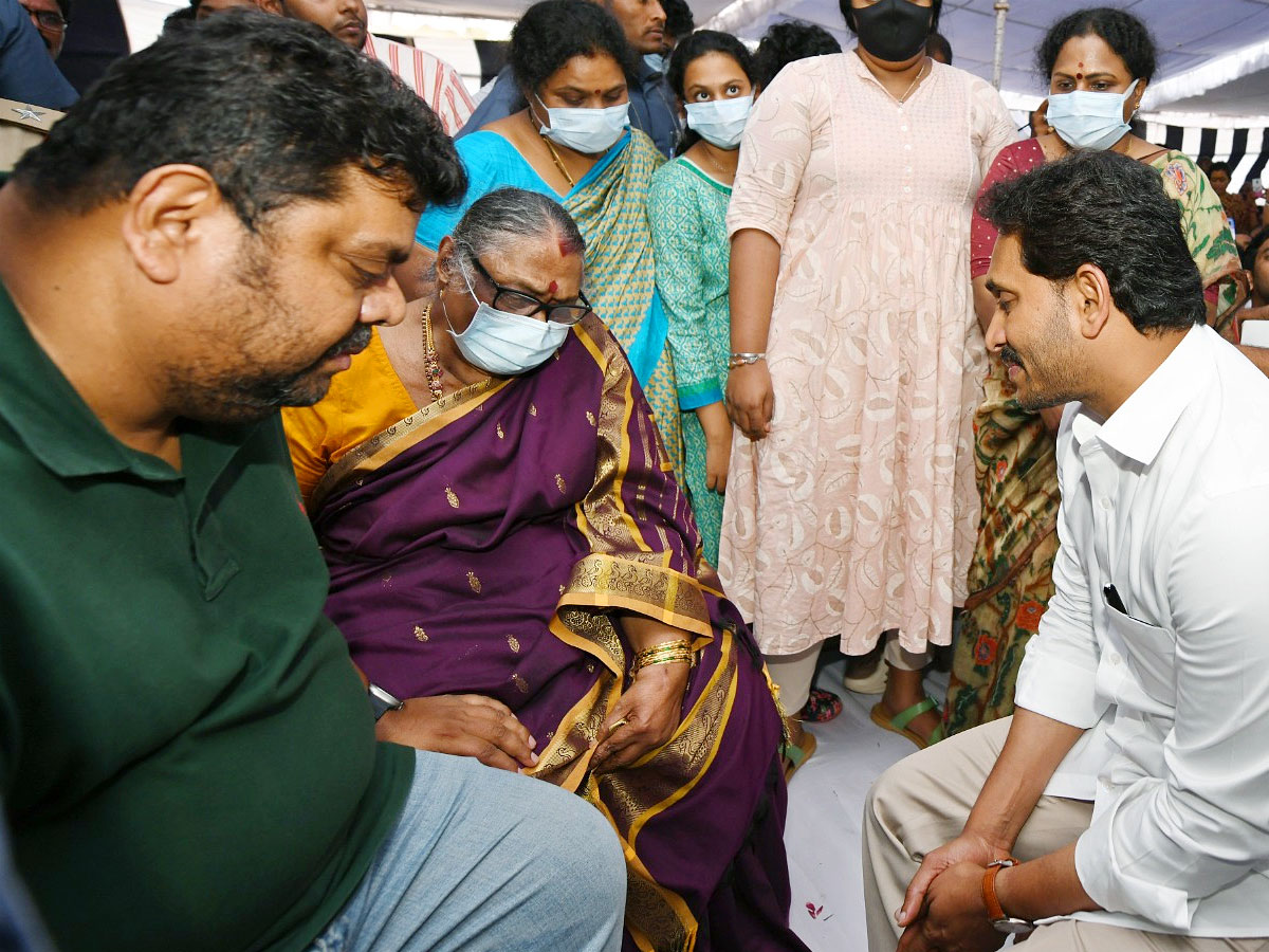 CM Jagan Pays Tribute to Visakha Dairy Chairman Adari Tulasi Rao PHotos - Sakshi7