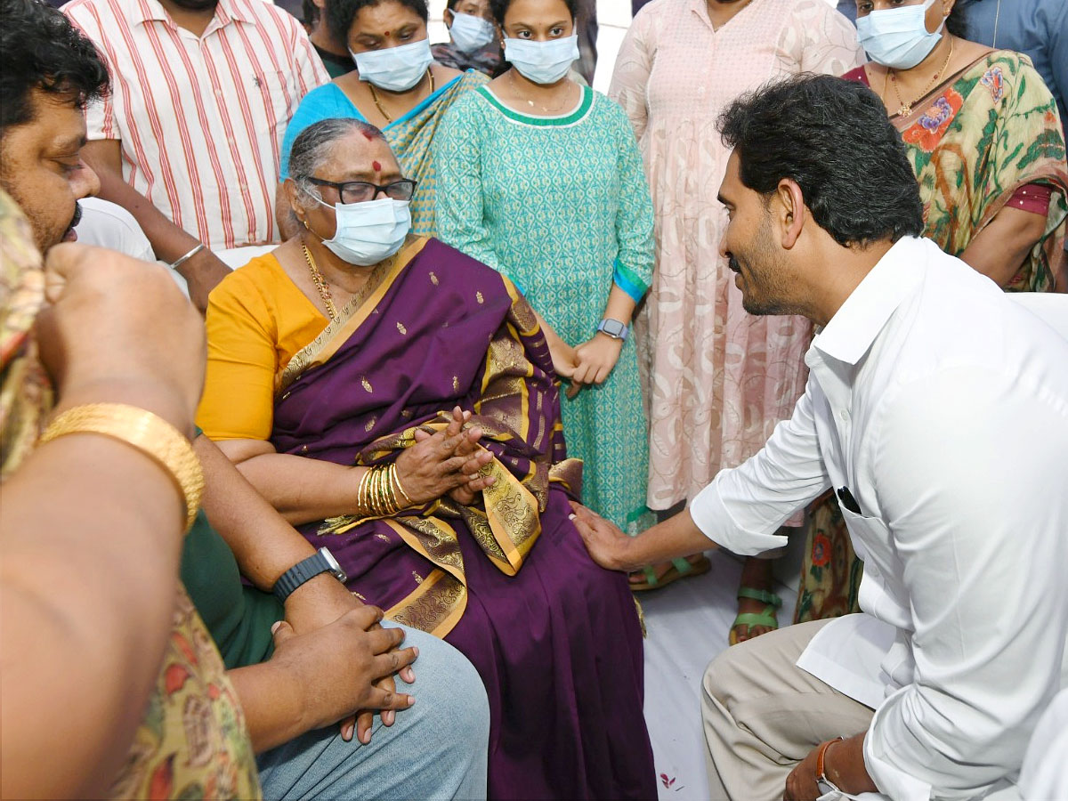 CM Jagan Pays Tribute to Visakha Dairy Chairman Adari Tulasi Rao PHotos - Sakshi9