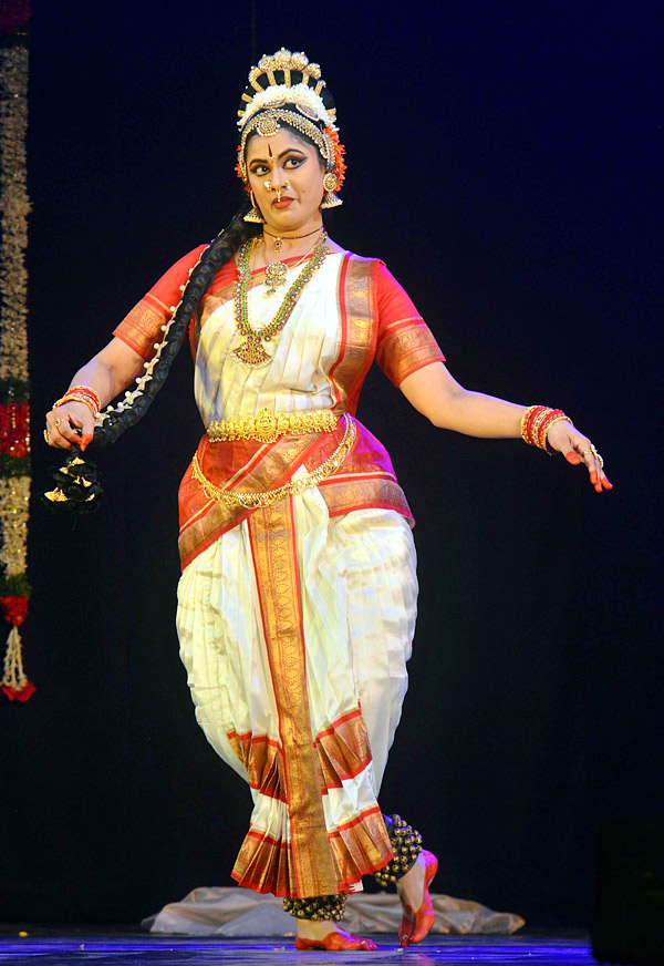 Trivikram Srinivas Wife Soujanya Enthralls Audiences With Her Kuchipudi Dance - Sakshi10