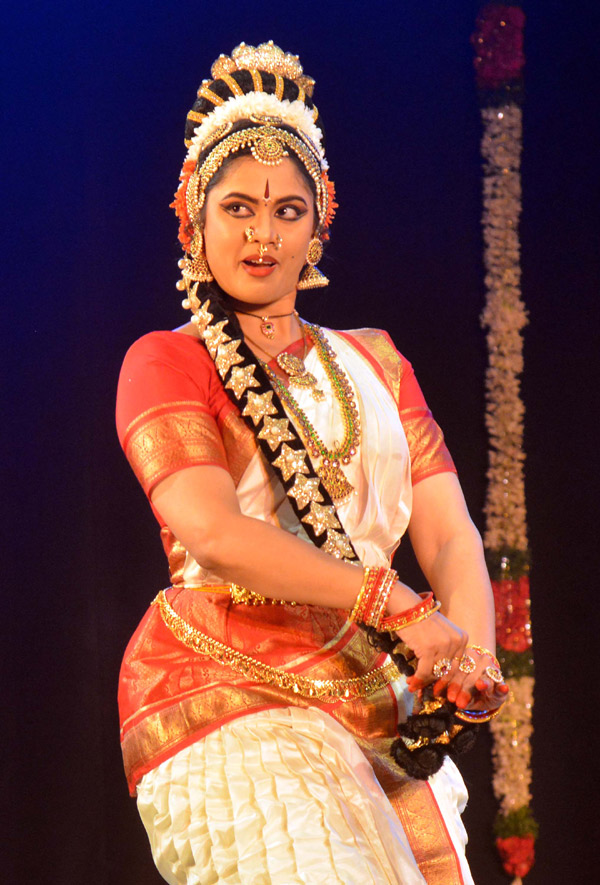 Trivikram Srinivas Wife Soujanya Enthralls Audiences With Her Kuchipudi Dance - Sakshi12