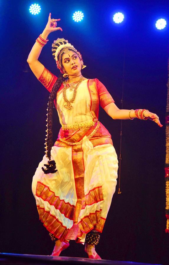 Trivikram Srinivas Wife Soujanya Enthralls Audiences With Her Kuchipudi Dance - Sakshi7