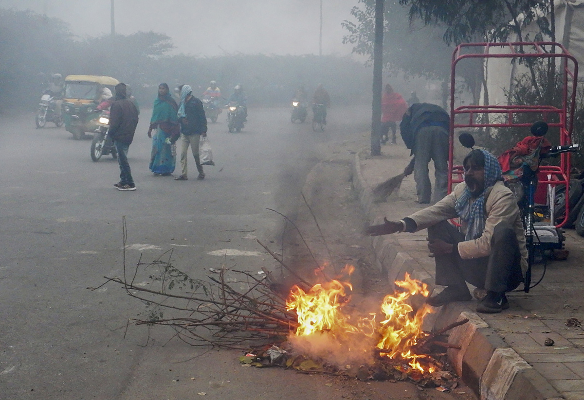 Cold wave continues in Delhi  - Sakshi27