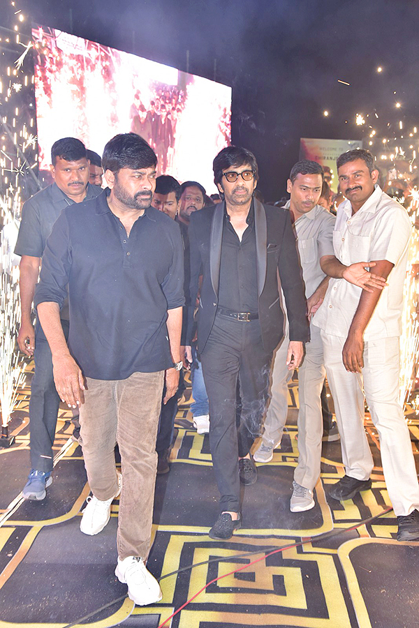 Chiranjeevi Ravi Teja Photos At Waltair Veerayya Pre Release Event - Sakshi12