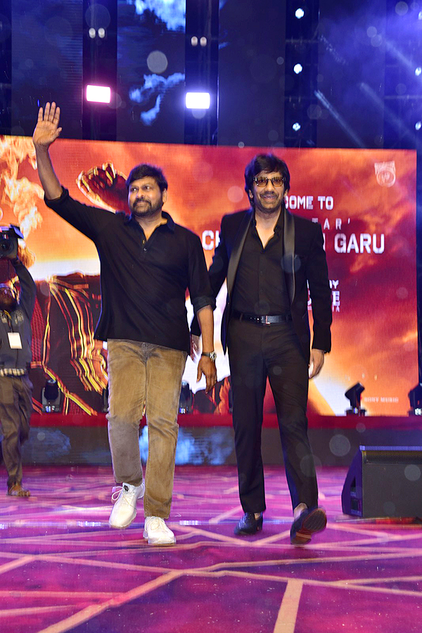 Chiranjeevi Ravi Teja Photos At Waltair Veerayya Pre Release Event - Sakshi16