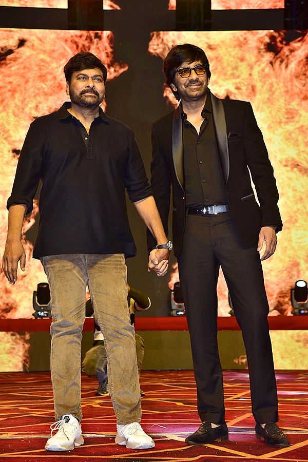 Chiranjeevi Ravi Teja Photos At Waltair Veerayya Pre Release Event - Sakshi18