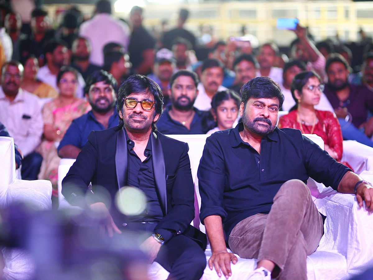 Chiranjeevi Ravi Teja Photos At Waltair Veerayya Pre Release Event - Sakshi2