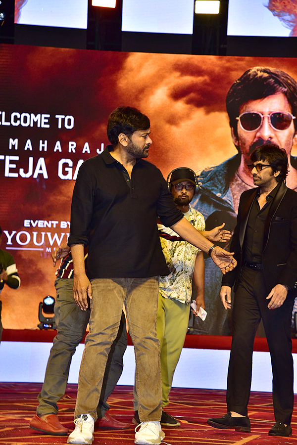 Chiranjeevi Ravi Teja Photos At Waltair Veerayya Pre Release Event - Sakshi21