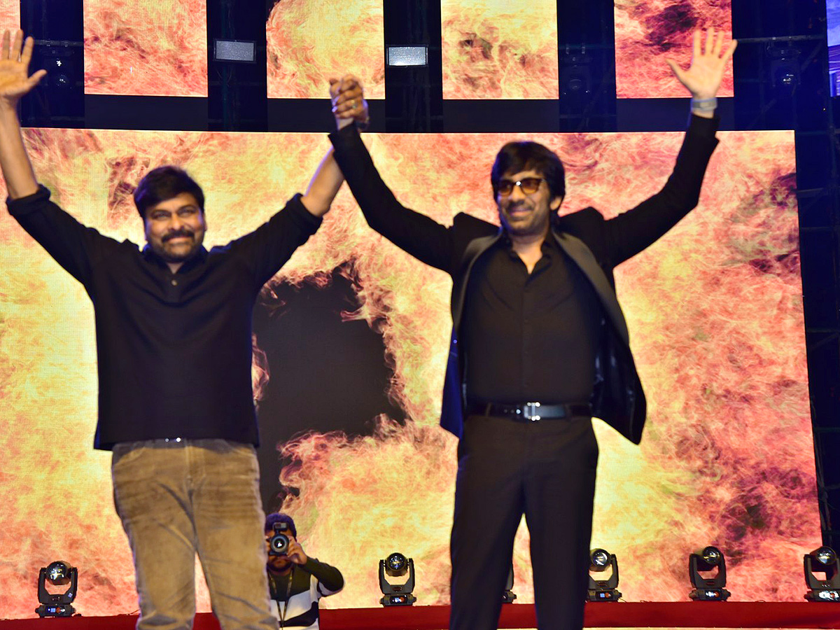 Chiranjeevi Ravi Teja Photos At Waltair Veerayya Pre Release Event - Sakshi9