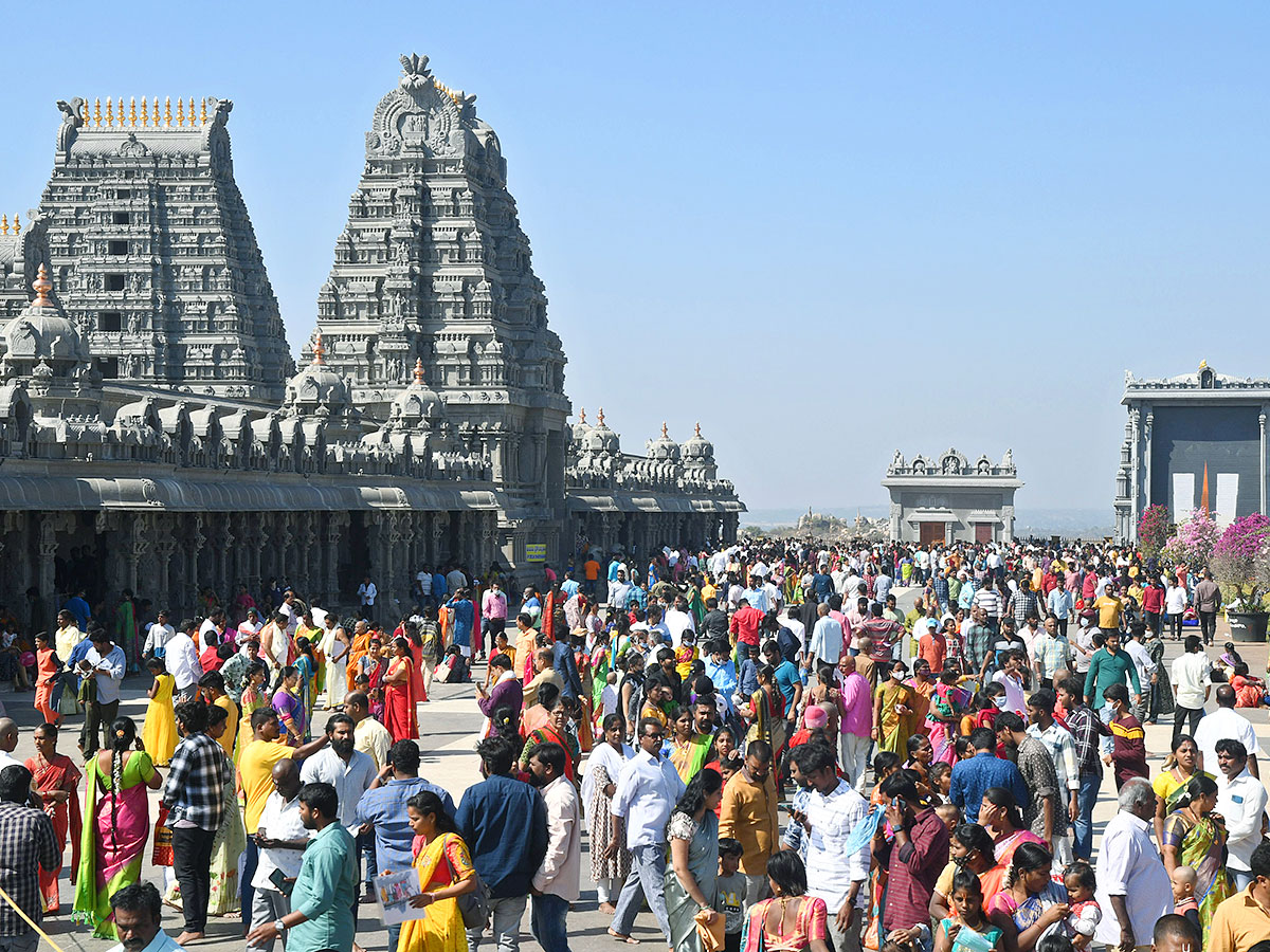 Devotees Crowd at Yadadri Temple - Sakshi1