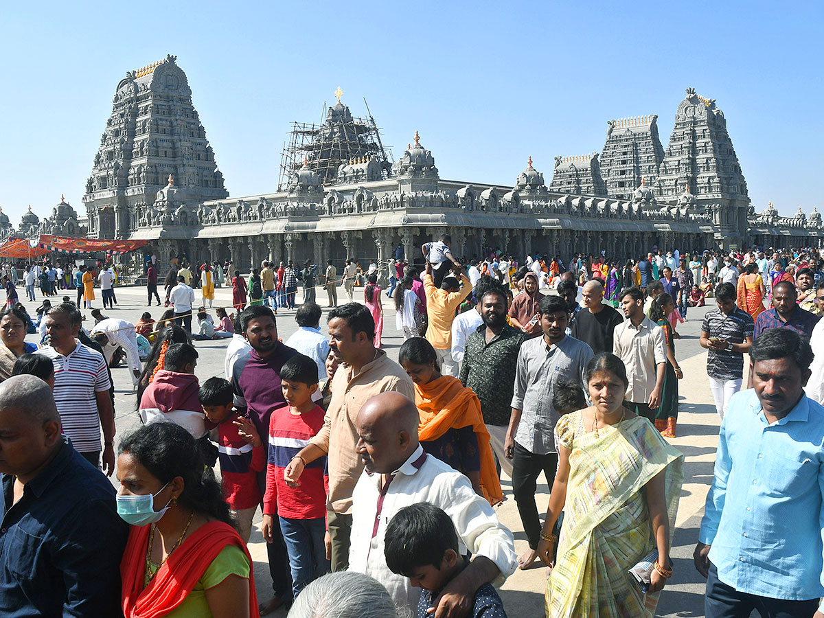 Devotees Crowd at Yadadri Temple - Sakshi2