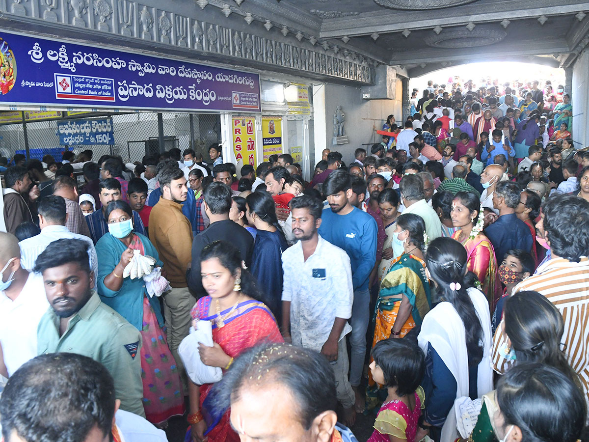 Devotees Crowd at Yadadri Temple - Sakshi3