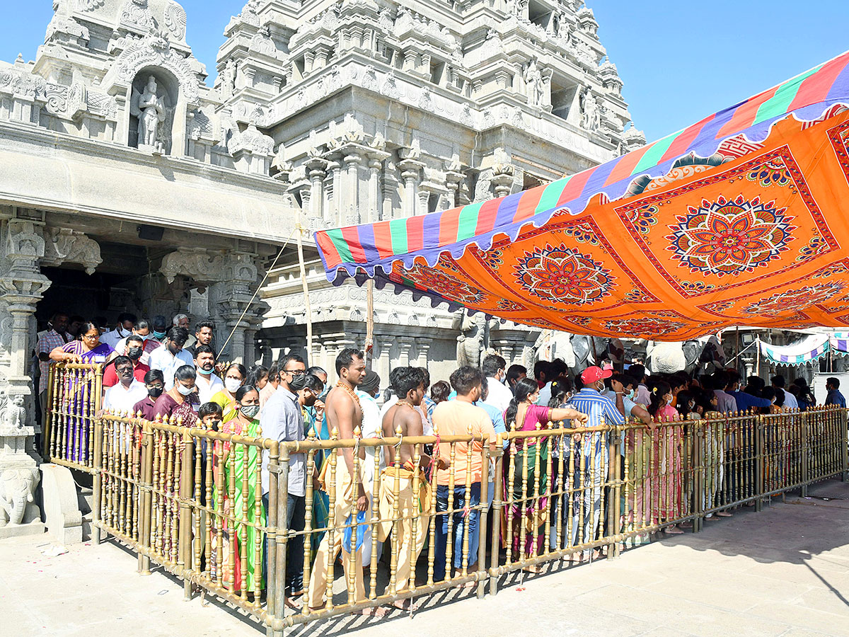 Devotees Crowd at Yadadri Temple - Sakshi7