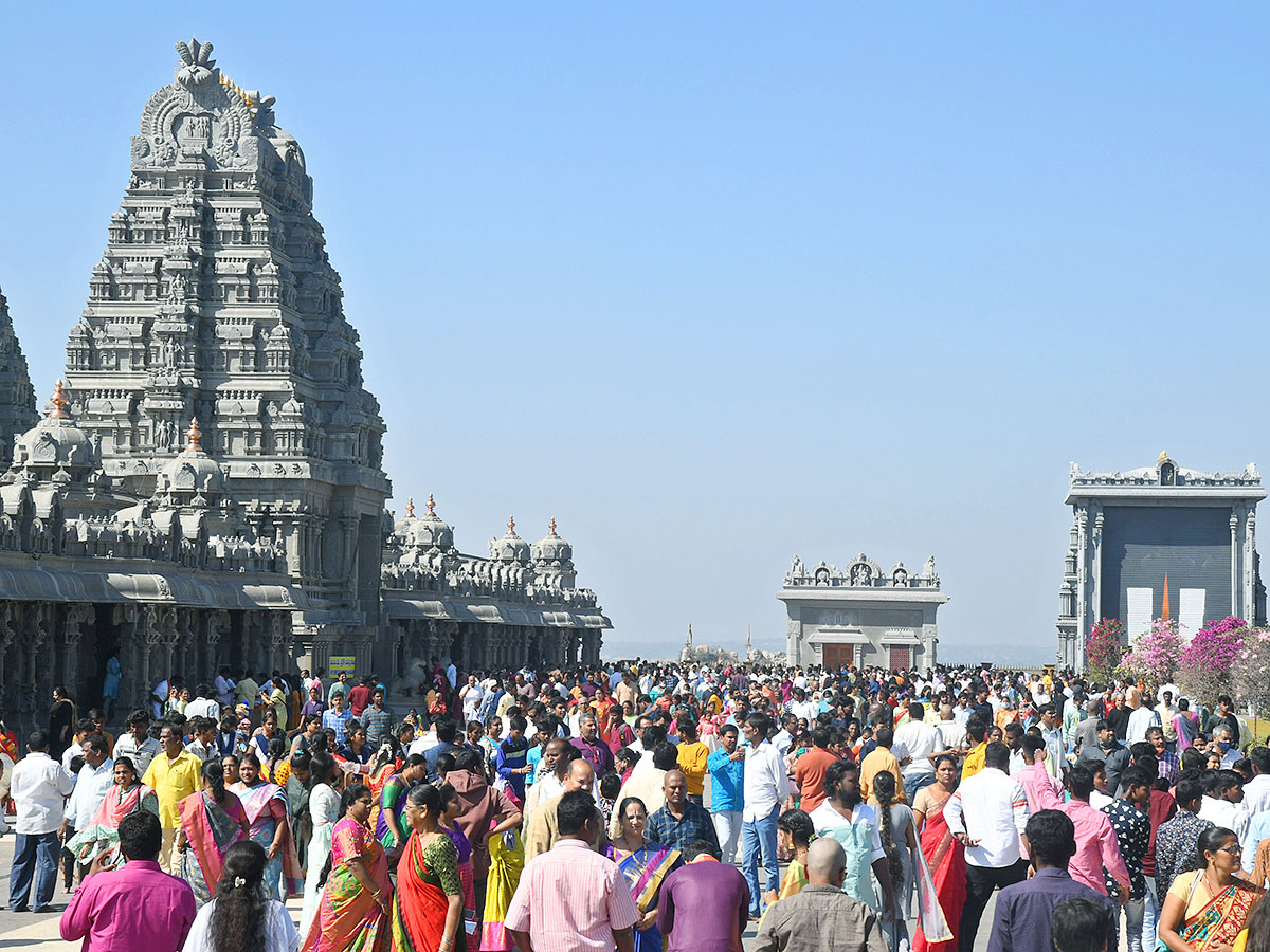 Devotees Crowd at Yadadri Temple - Sakshi8