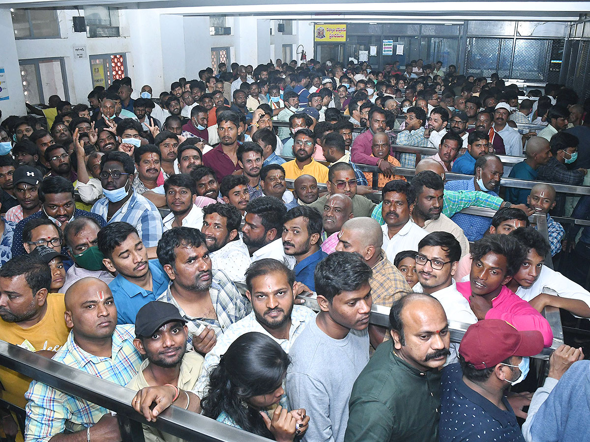 Devotees Crowd at Yadadri Temple - Sakshi9