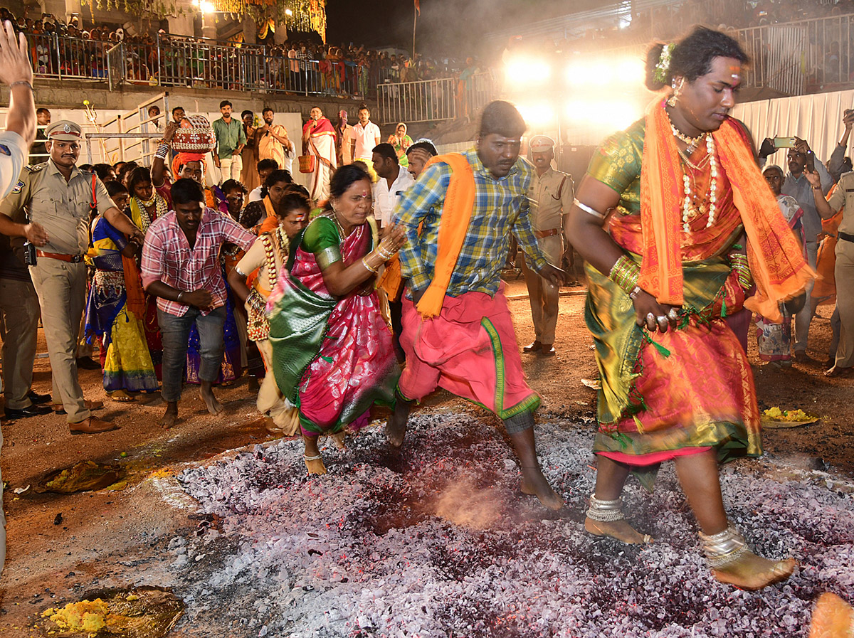 Huge Devotees Rush In Narketpally Cheruvugattu Temple - Sakshi2