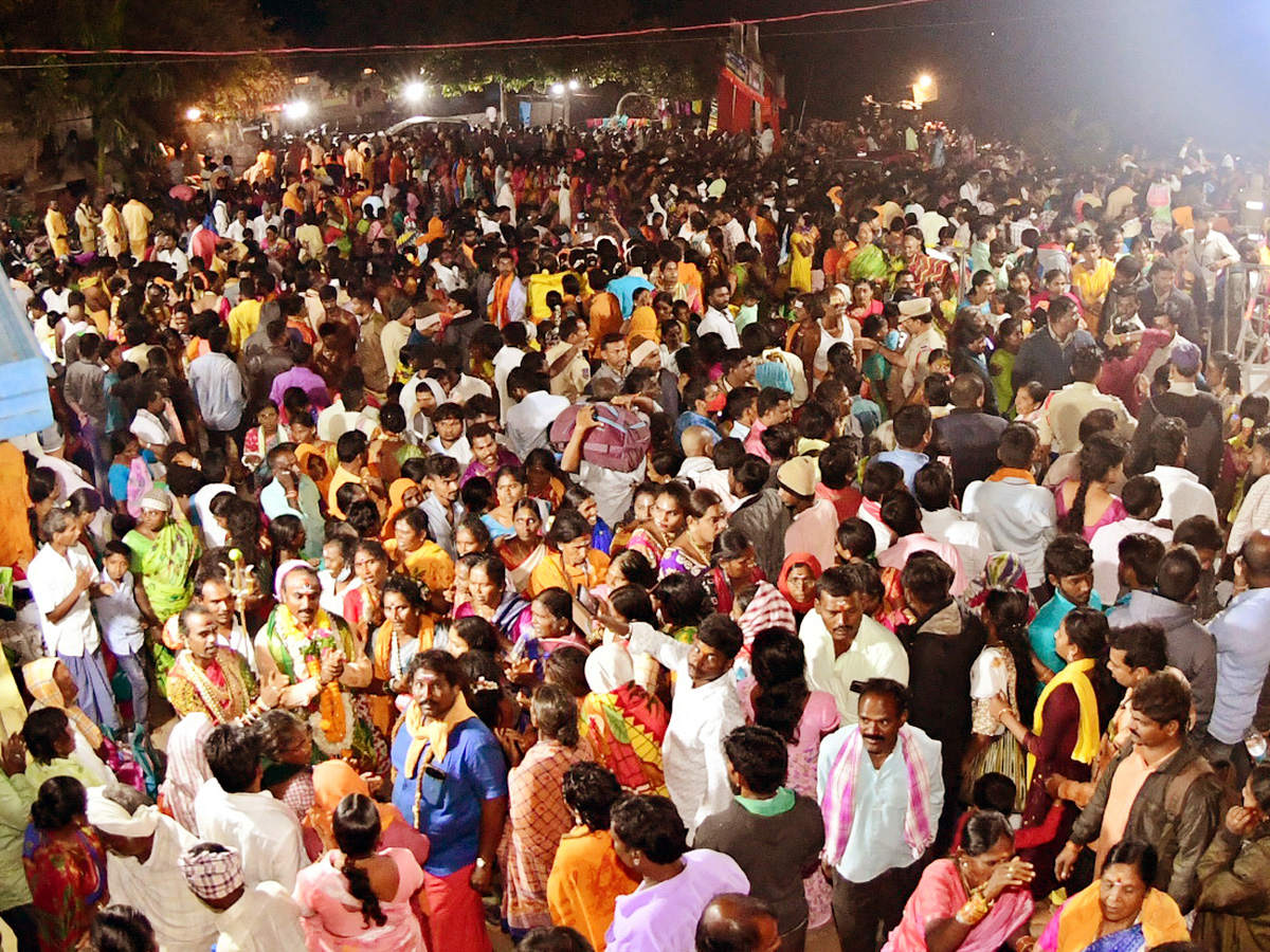 Huge Devotees Rush In Narketpally Cheruvugattu Temple - Sakshi5