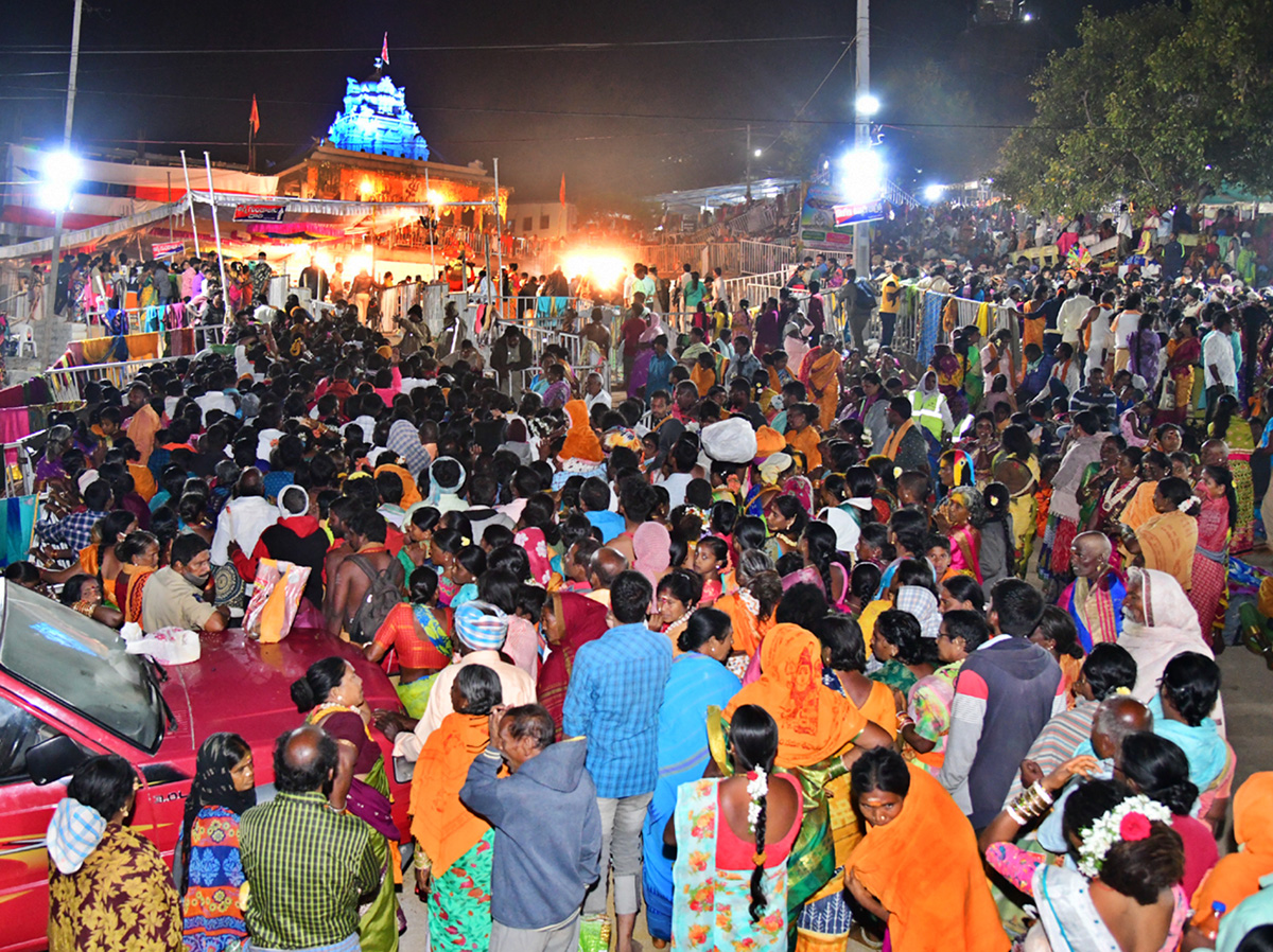 Huge Devotees Rush In Narketpally Cheruvugattu Temple - Sakshi7