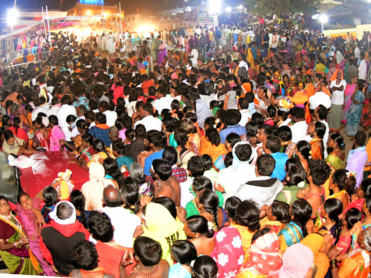 Huge Devotees Rush In Narketpally Cheruvugattu Temple - Sakshi9