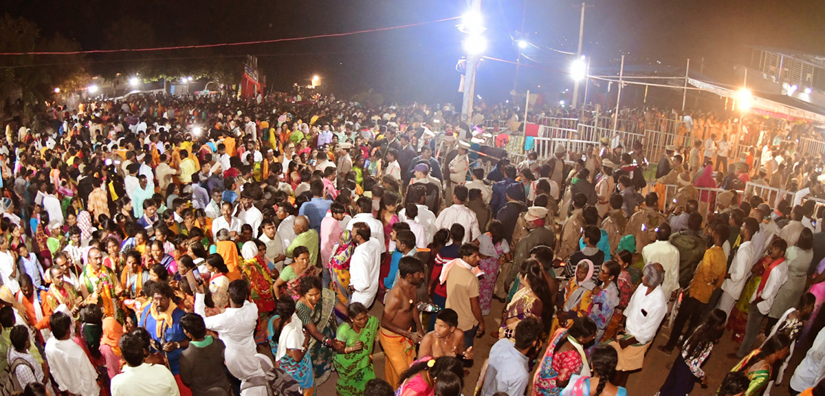 Huge Devotees Rush In Narketpally Cheruvugattu Temple - Sakshi12