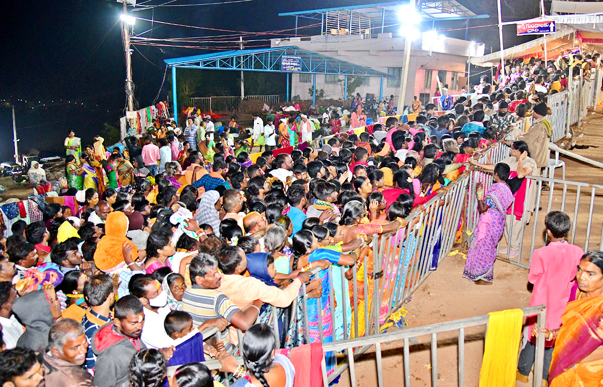 Huge Devotees Rush In Narketpally Cheruvugattu Temple - Sakshi13