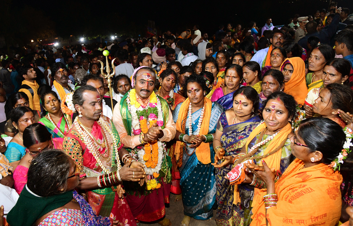 Huge Devotees Rush In Narketpally Cheruvugattu Temple - Sakshi15